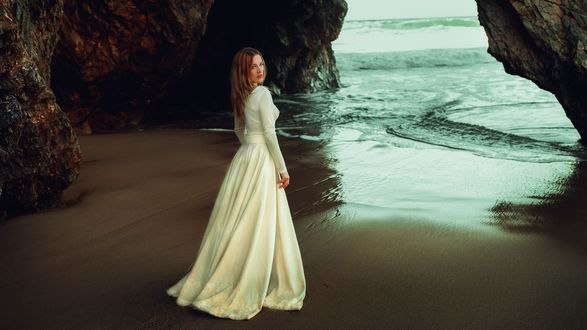 Обои на рабочий стол Девушка в белом платье стоит у воды, фотограф Pedro Courelas