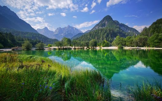 Обои на рабочий стол Озеро Ясна / Jasna у подножия Альп / Alps в городе Краньска-Гора, Словения / Kranjska Gora, Slovenia / Slovinsk&; republika