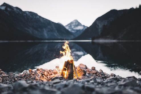 Обои на рабочий стол Костер на берегу озера, фотограф Johannes Hulsch