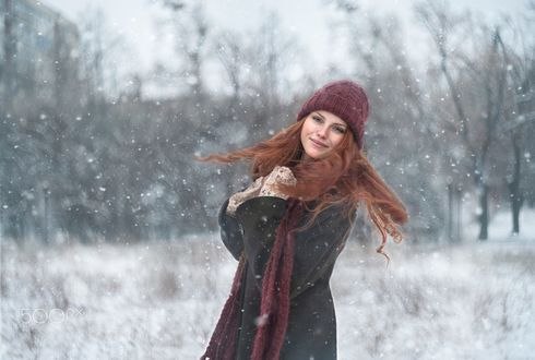 Обои на рабочий стол Рыжеволосая девушка стоит под падающим снегом, фотограф Tanya Markova - Nya