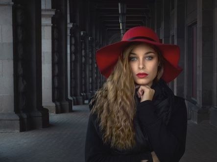 Обои на рабочий стол Девушка в красной шляпе, фотограф Tanya Markova - Nya
