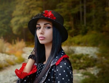 Обои на рабочий стол Девушка в шляпке с цветами и перчатках стоит на дороге, фотограф Tanya Markova - Nya