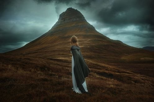 Обои на рабочий стол Девушка стоит у огромной горы, фотограф TJ Drysdale