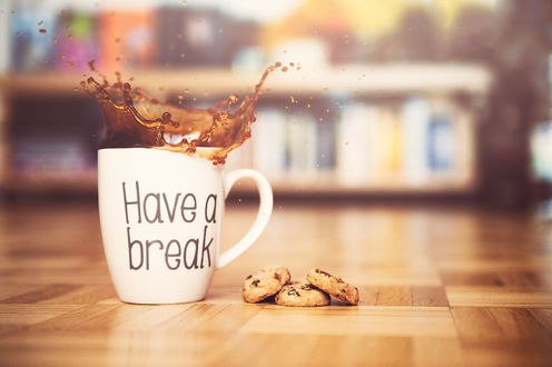 Обои на рабочий стол Чашка чая и печенье рядом, (have a break / перерыв)