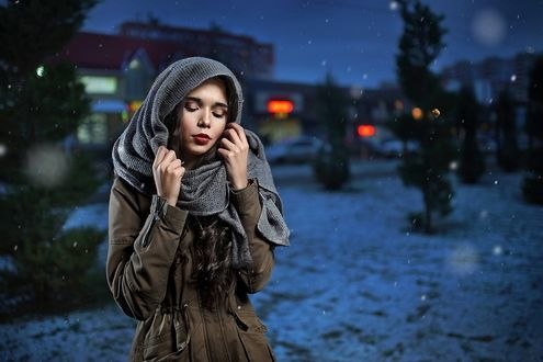 Обои на рабочий стол Девушка в платке и куртке стоит на улице