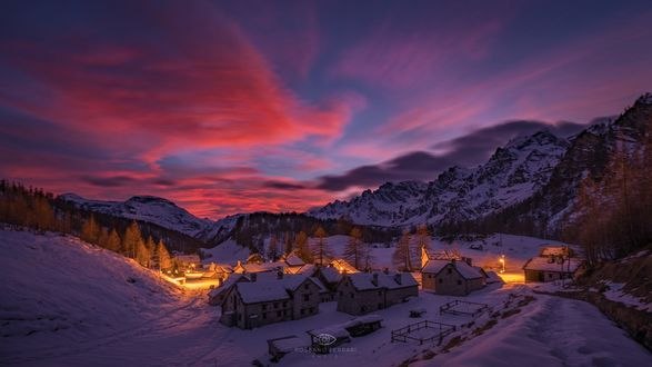 Обои на рабочий стол Курортное местечко Alpe Devero - Crampiolo в окружении гор, фотограф Rossano Ferrari