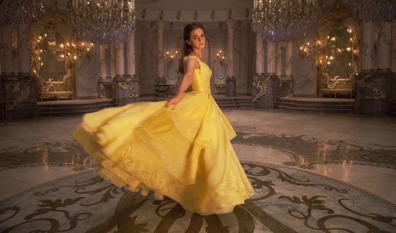 Обои на рабочий стол Белль / Belle (Emma Watson) танцует в бальном зале из фильма Красавица и Чудовище / Beauty and the Beast