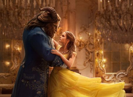 Обои на рабочий стол Белль / Belle (Emma Watson) и Kyle Kingson (Dan Stevens) танцуют в бальном зале из фильма Красавица и Чудовище / Beauty and the Beast