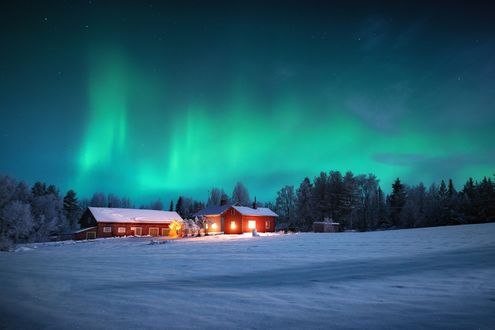 Обои на рабочий стол Домики под небом с северным сиянием, Northern Sweden / Северная Швеция. фотограф Adnan Bubalo