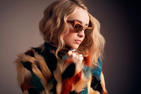 Обои на рабочий стол Американская актриса и певица Сабрина Карпентер / Sabrina Carpenter в очках и разноцветной кофте