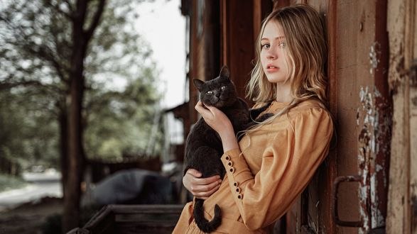 Обои на рабочий стол Девушка с котом на руках стоит у стены дома, фотограф Георгий Чернядьев