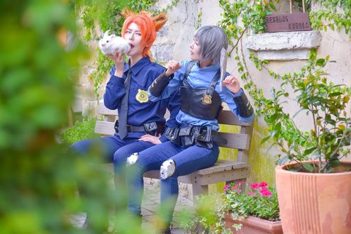 Обои на рабочий стол Косплей Judy Hopps / Джуди Хоппс и Nick Wilde / Ник Уайлд сидят на лавочке из мультфильма Zootopia / Зверополис