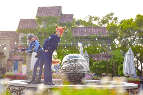 Обои на рабочий стол Косплей Judy Hopps / Джуди Хоппс и Nick Wilde / Ник Уайлд стоят на фонтане из мультфильма Zootopia / Зверополис
