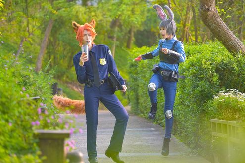 Обои на рабочий стол Косплей Judy Hopps / Джуди Хоппс и Nick Wilde / Ник Уайлд гуляют вместе из мультфильма Zootopia / Зверополис