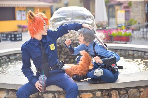 Обои на рабочий стол Косплей Judy Hopps / Джуди Хоппс и Nick Wilde / Ник Уайлд сидят около фонтана из мультфильма Zootopia / Зверополис