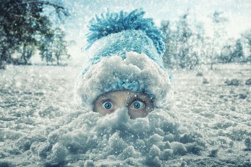 Обои на рабочий стол Девочка в вязанной шапочке в снегу, фотограф John Wilhelm