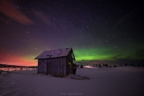 Обои на рабочий стол Деревянный домик под ночным зимним небом, фотограф Jоrn Allan Pedersen