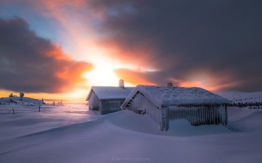 Обои на рабочий стол Домики засыпаны снегом в утренние часы, фотограф Jоrn Allan Pedersen