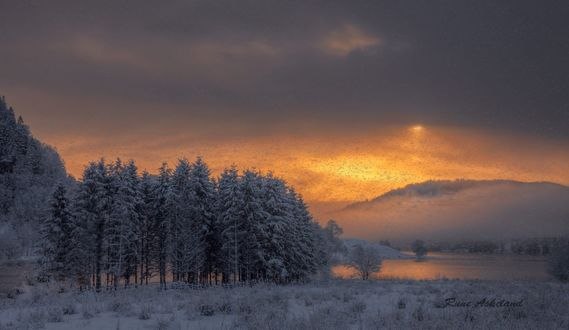 Обои на рабочий стол Вечерний снегопад у озера, фотограф Rune Askeland