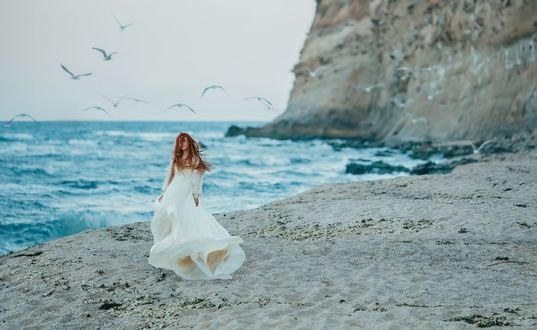 Обои на рабочий стол Девушка в белом платье стоит у моря, фотограф Maryna Khomenko