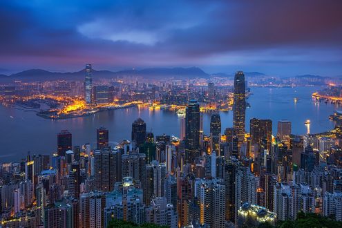 Обои на рабочий стол Вид на вечерний Гонконг / Hong Kong и залив, Китай / China