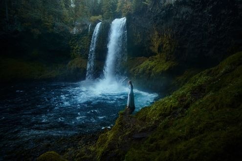 Обои на рабочий стол Девушка стоит на фоне водопада, фотограф TJ Drysdale