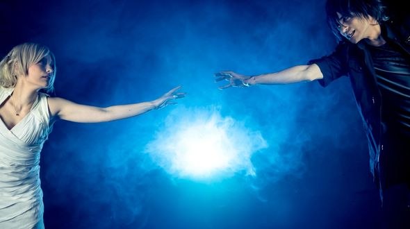 Обои на рабочий стол Cosplay Noctis and Lunafreya / Ноктис и Лунафрейя из игры Последняя фантазия XV / Final Fantasy XV протянули руки друг к другу, by Eyes-0n-Me