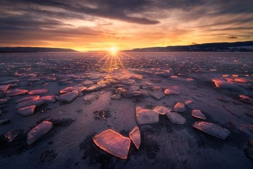 Обои на рабочий стол Утреннее солнце освещает льды, Tyrifjorden, Norway / Тюрифьорд, Норвегия, фотограф Ole Henrik Skjelstad
