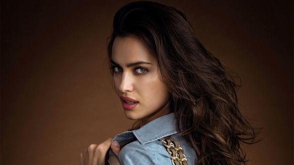 Обои на рабочий стол Модель Ирина Шейк / Irina Sheik в джинсовой рубашке