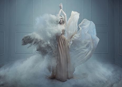 Обои на рабочий стол Девушка окружена белым туманом