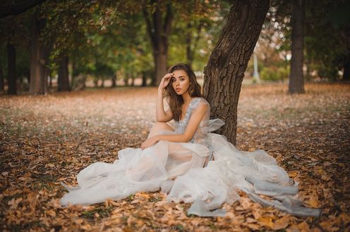 Обои на рабочий стол Фотомодель Анна Колодинская в белом платье сидит у дерева