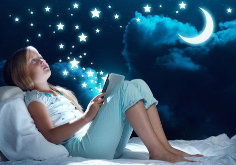 Обои на рабочий стол Девочка с книгой в руках на фоне ночного неба