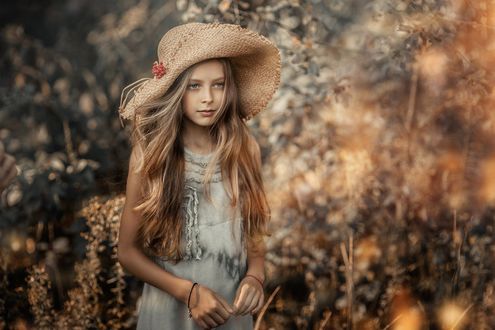 Обои на рабочий стол Девочка в летней шляпе, фотограф Sergey Piltnik