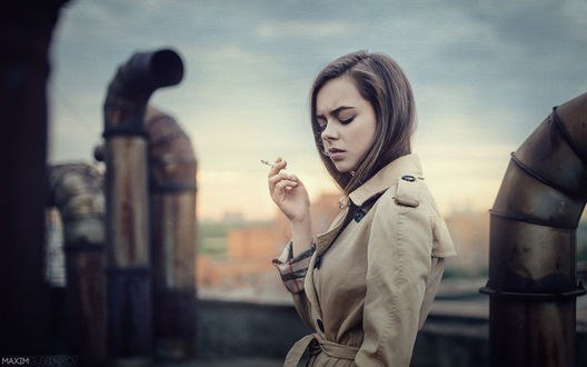 Обои на рабочий стол Девушка с сигаретой в плаще, фотограф Maxim Guselnikov