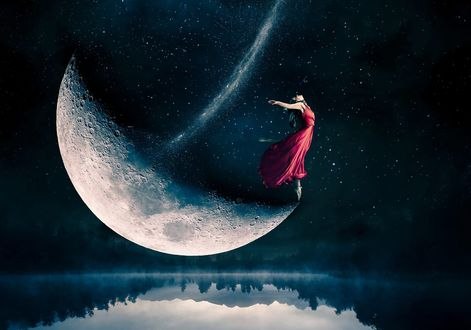Обои на рабочий стол Девушка стоит на луне над водой, by Jimmy Bui
