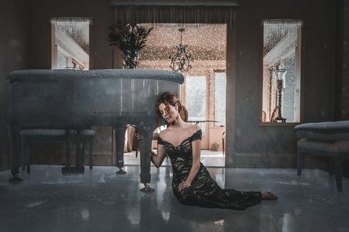 Обои на рабочий стол Девушка сидит на полу у рояля, фотограф Jimmy Bui
