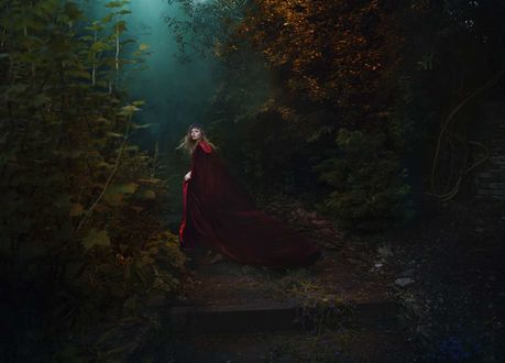 Обои на рабочий стол Девушка в красном плаще поднимается по дорожке, фотограф Bella Kotak