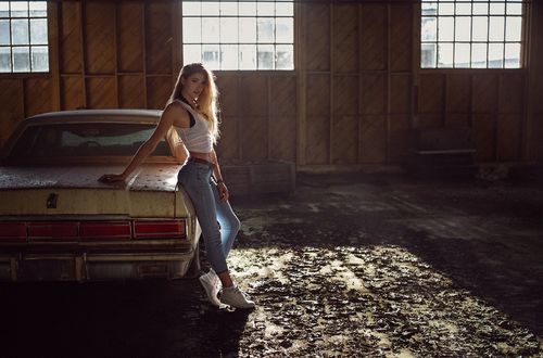 Обои на рабочий стол Девушка стоит у авто в гараже, by The Photo Fiend