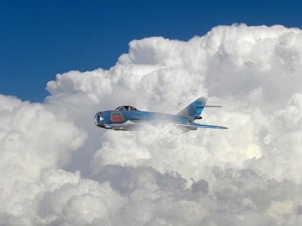 Обои на рабочий стол Самолет в облаках, фотограф Peter Holme III