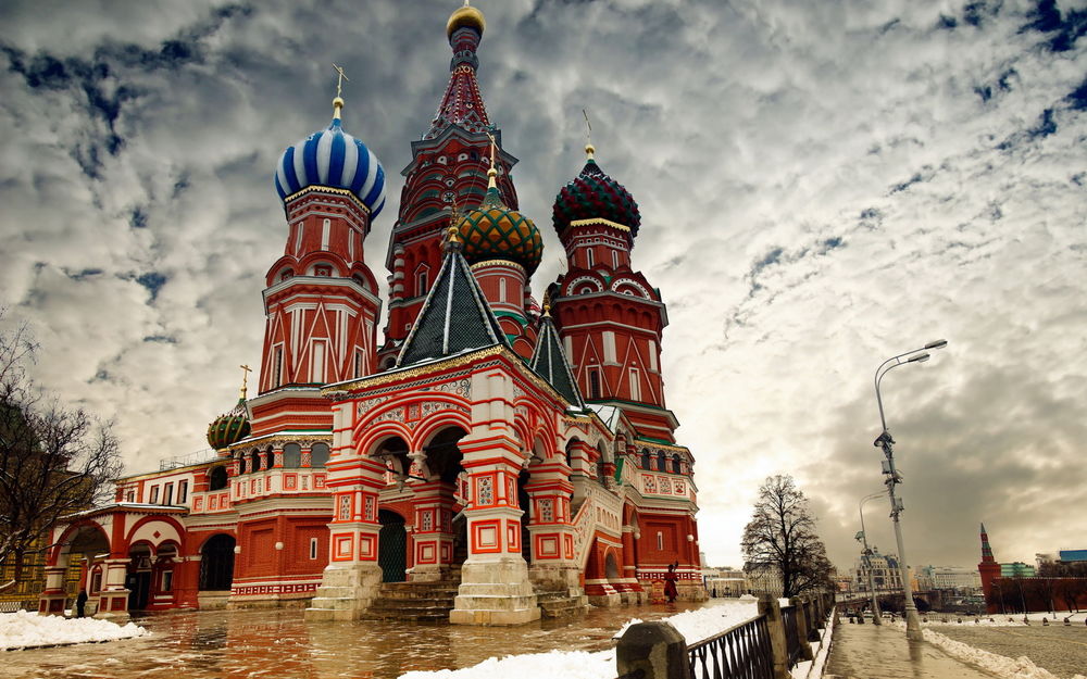 Обои для рабочего стола Зимний Saint Basils Cathedral / Храм Василия Блаженного под облаками, Moscow / Москва