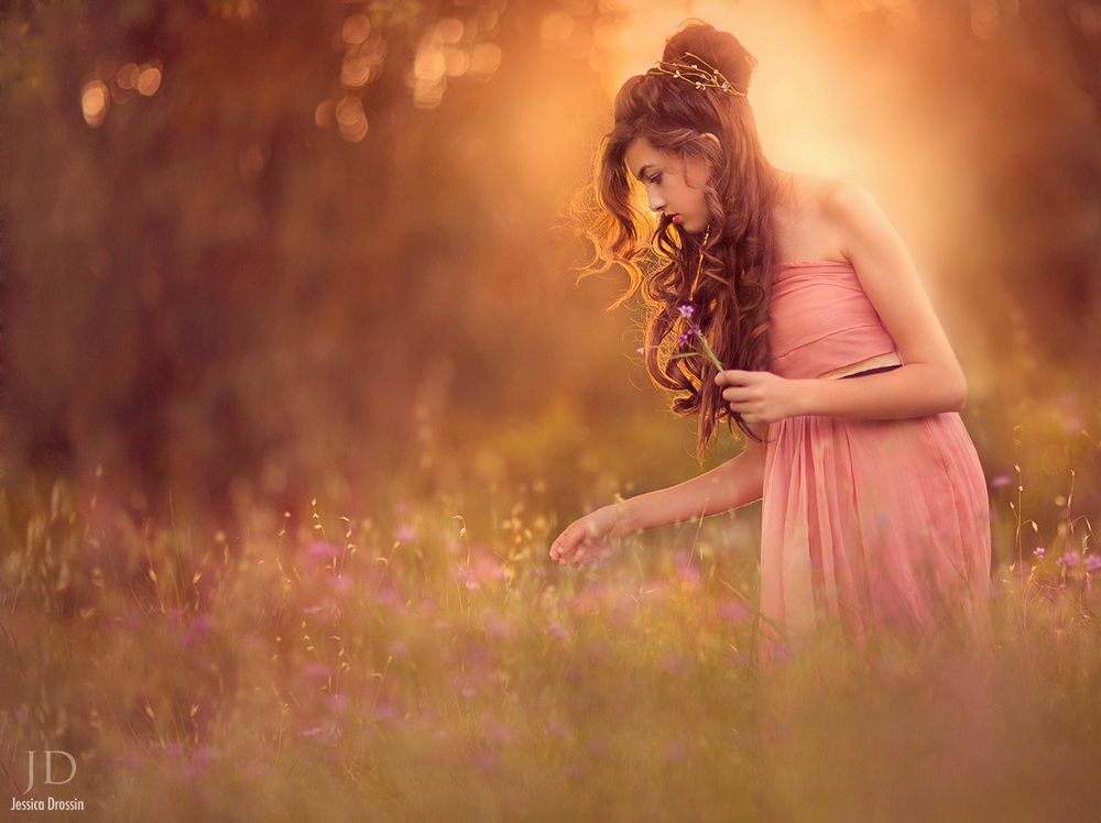 Обои для рабочего стола Девушка в платье бледно-рогозового цвета, с украшением в волосах собирает цветы на лугу, by Djessica Drossin
