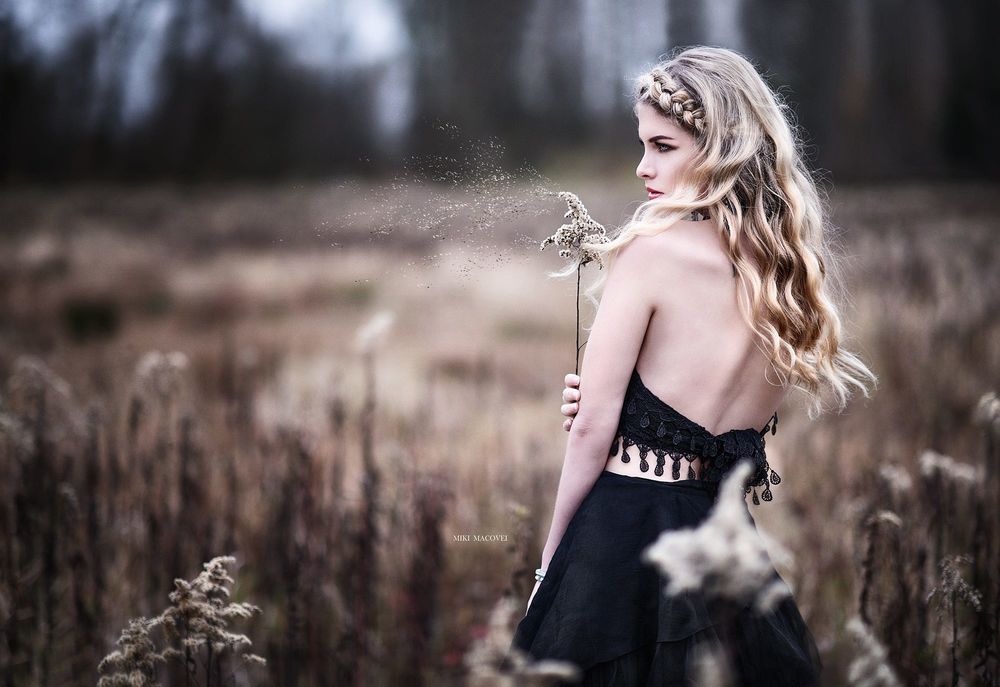Обои для рабочего стола Девушка с оголенной спиной стоит на природе, фотограф Miki Macovei
