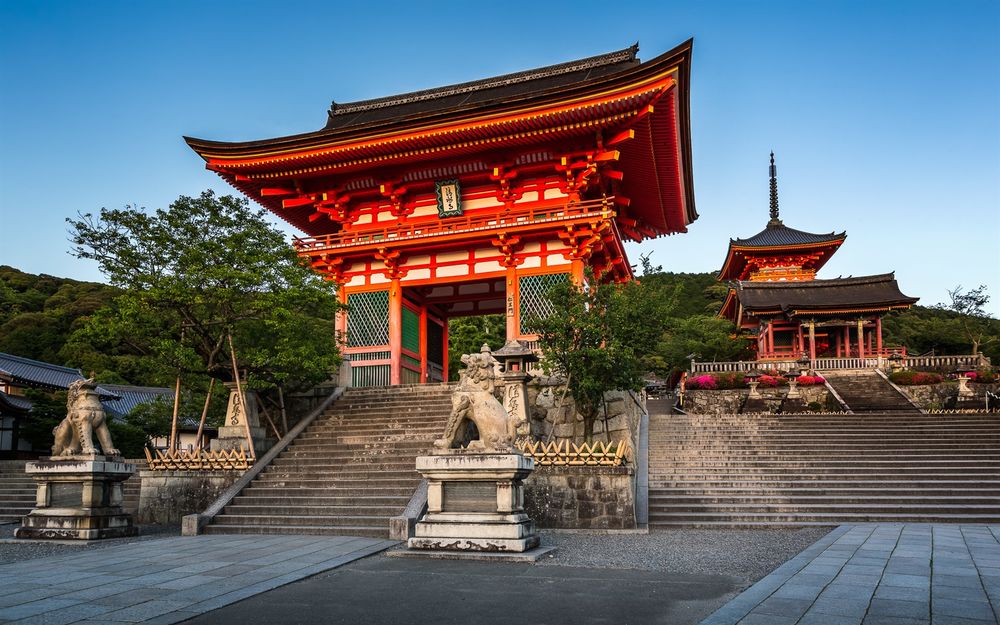 Обои на рабочий стол Буддийский храм и лестница к пагоде, Kyoto, Kiyomizu  Dera, Japan / Киото, Япония, обои для рабочего стола, скачать обои, обои  бесплатно