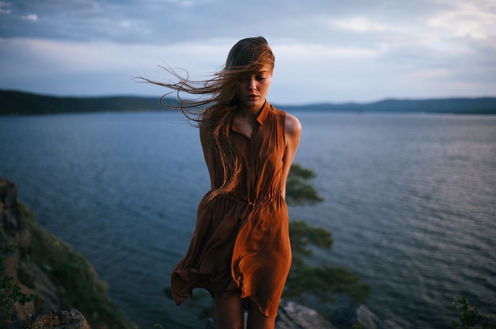 Обои для рабочего стола Девушка стоит на фоне моря, фотограф Marat Safin