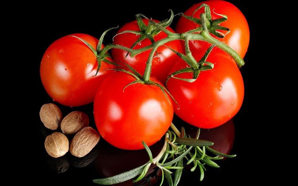 Обои для рабочего стола Спелые томаты на ветке, рядом с розмарином и орехами
