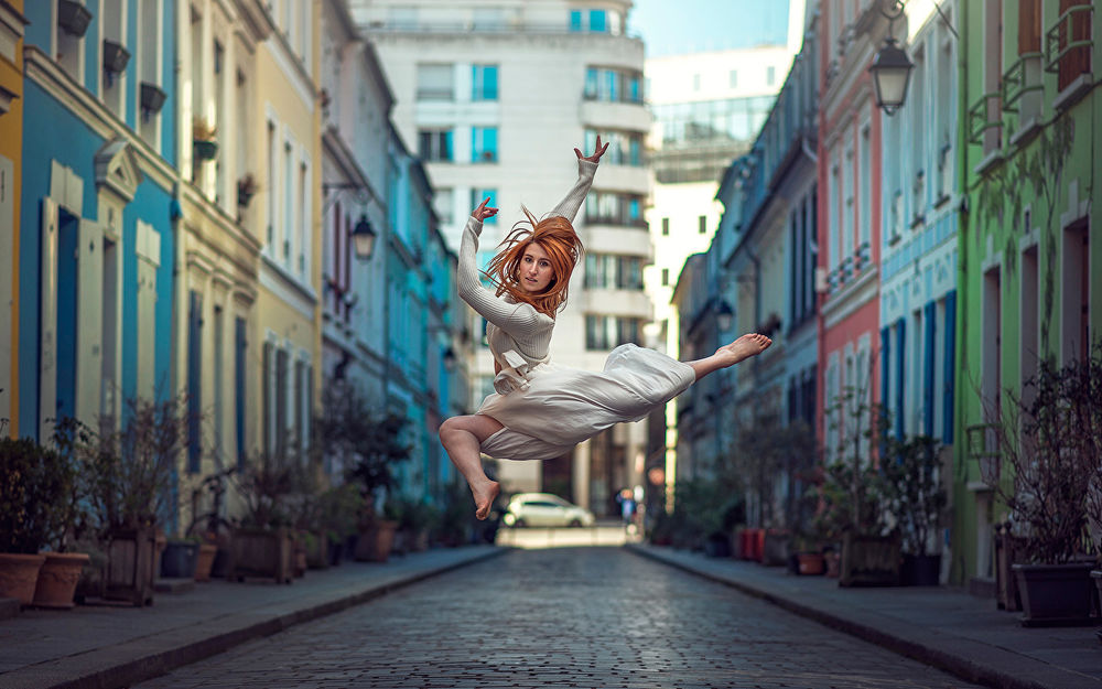 Обои для рабочего стола Балерина парит в танце над улочкой, Фотограф Анатолий Бисинбаев