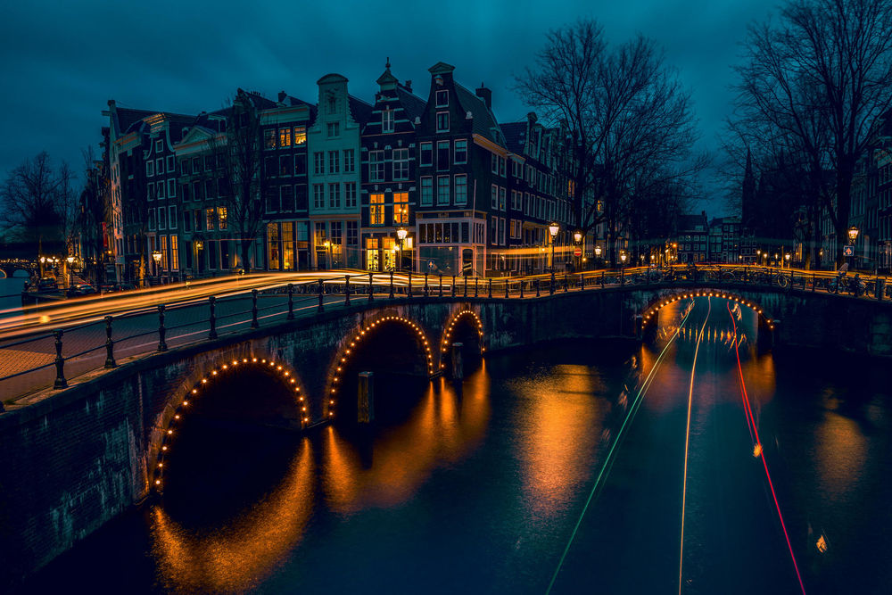 Обои для рабочего стола Ночной Amsterdam / Амстердам с освещенным мостом через канал