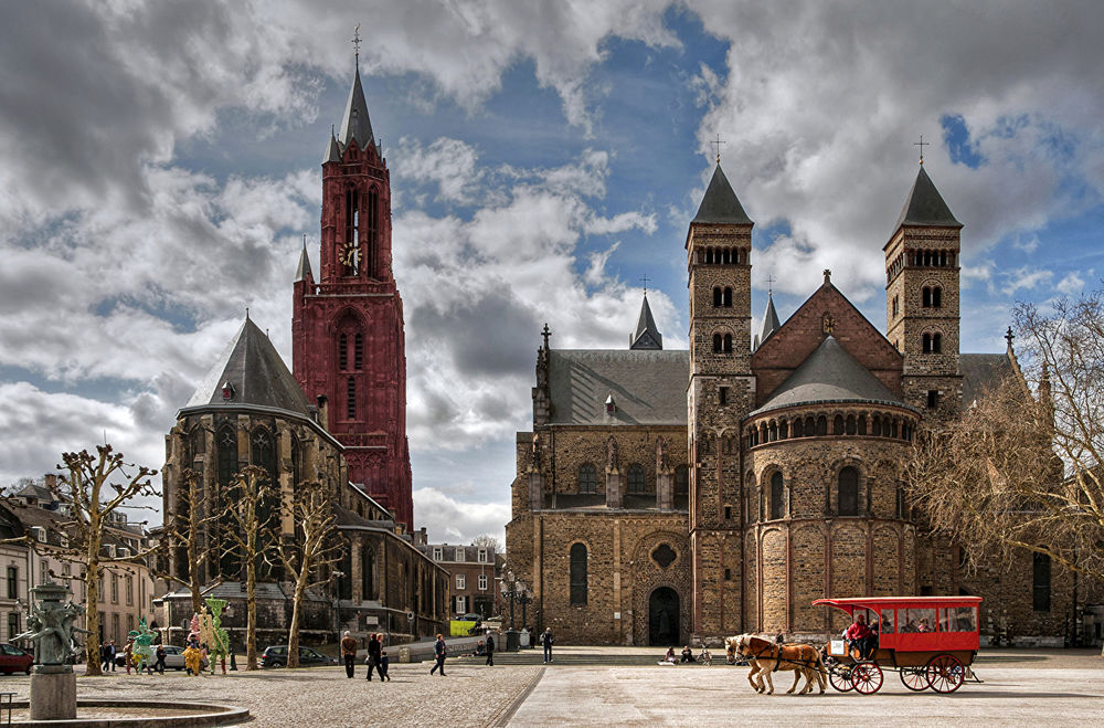 Обои для рабочего стола Basilica of Saint Servatius / Базилика святого Серватия — базилика в Маастрихте, старейшая церковь Нидерландов / Netherlands