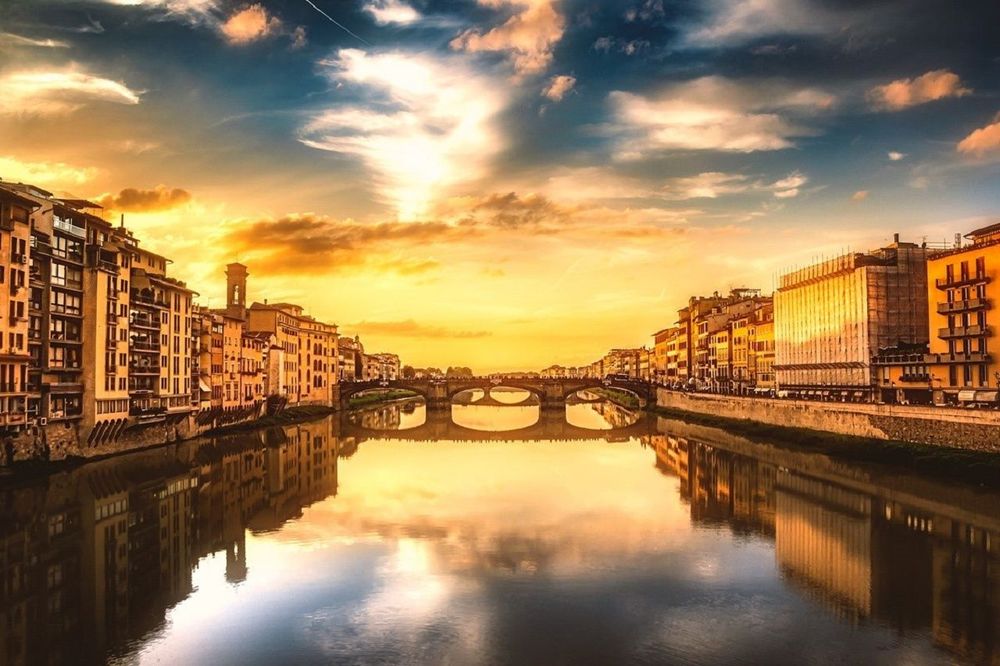 Обои для рабочего стола Florence / Флоренция, Italy / Италия, дома вдоль канала под облачным небом