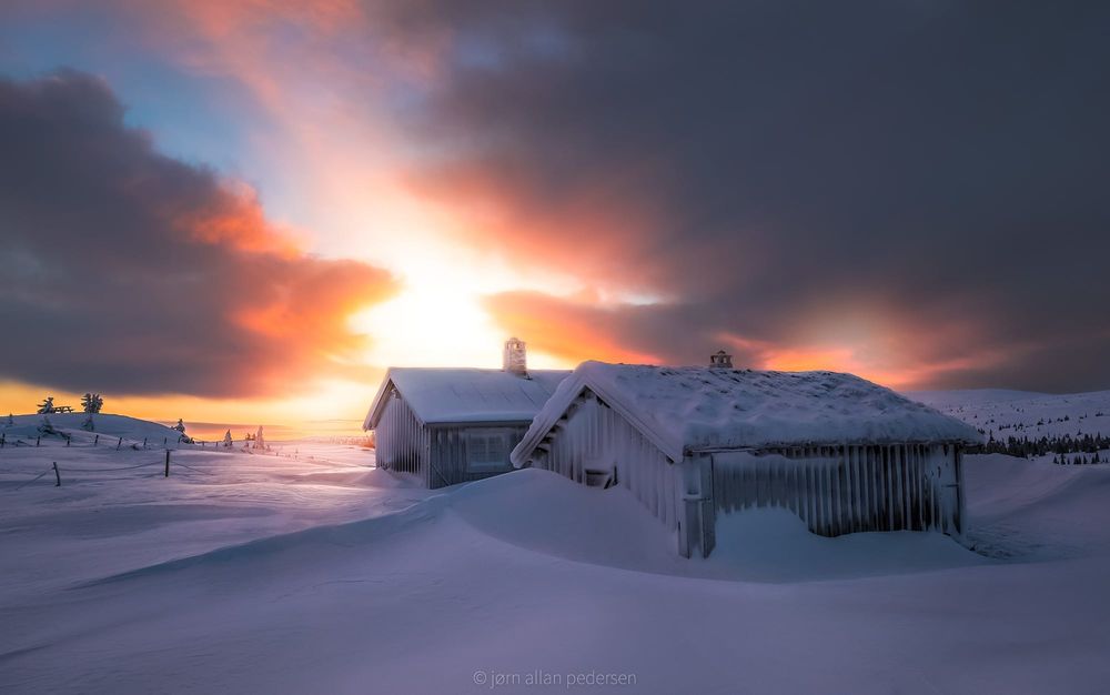 Обои для рабочего стола Домики засыпаны снегом в утренние часы, фотограф Jоrn Allan Pedersen